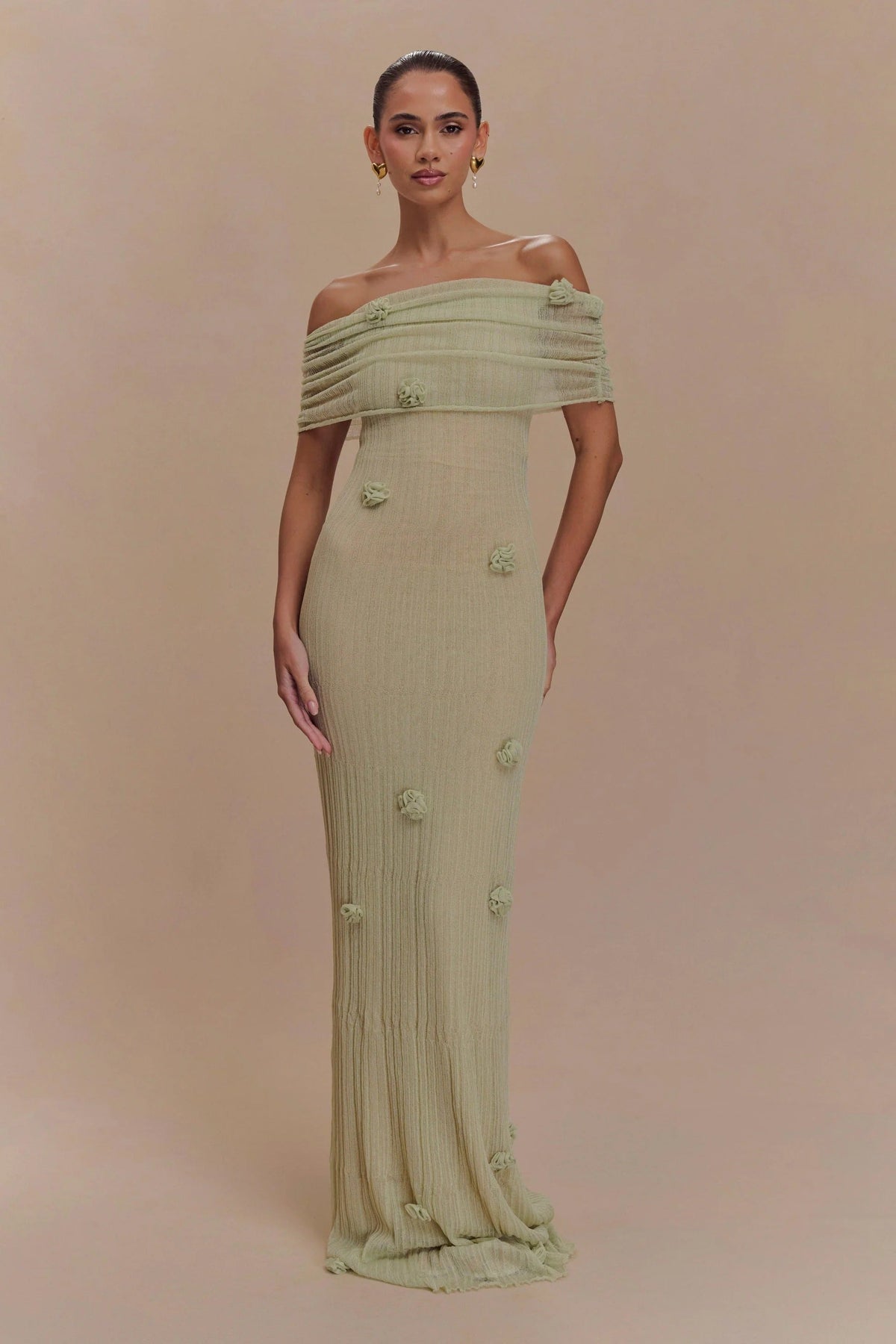 Vestido Longo Tricot Sereia Verde Claro Ombro a Ombro com Aplicações de Orquídeas
