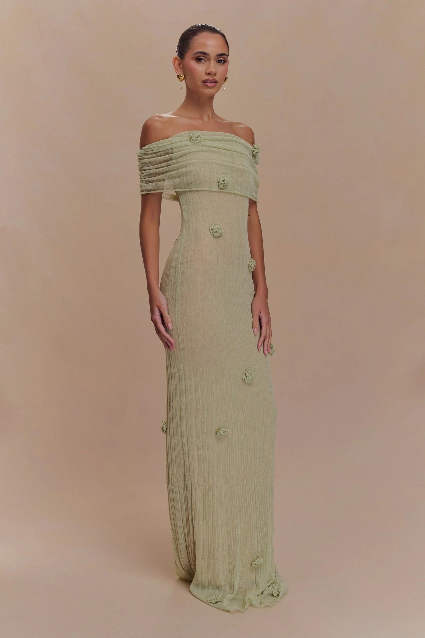 Vestido Longo Tricot Sereia Verde Claro Ombro a Ombro com Aplicações de Orquídeas