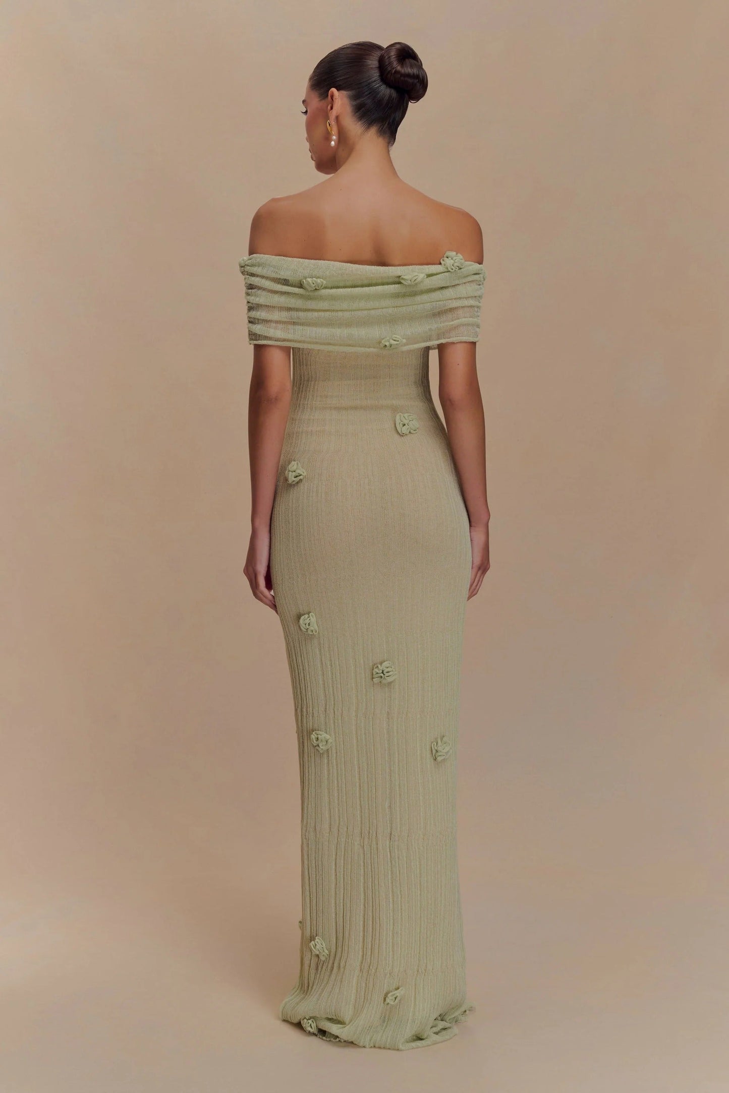 Vestido Longo Tricot Sereia Verde Claro Ombro a Ombro com Aplicações de Orquídeas