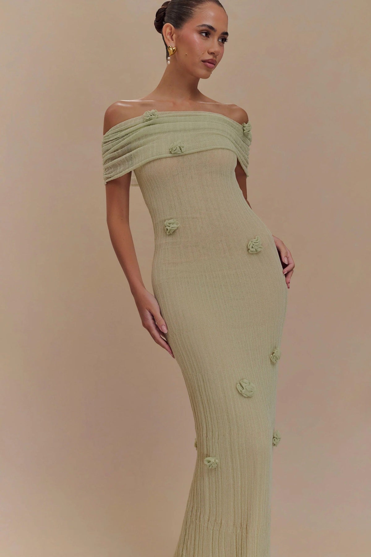 Vestido Longo Tricot Sereia Verde Claro Ombro a Ombro com Aplicações de Orquídeas