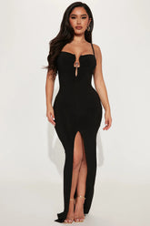 Vestido Longo Preto Minimal com Fenda Alta