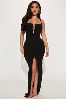 Vestido Longo Preto Minimal com Fenda Alta
